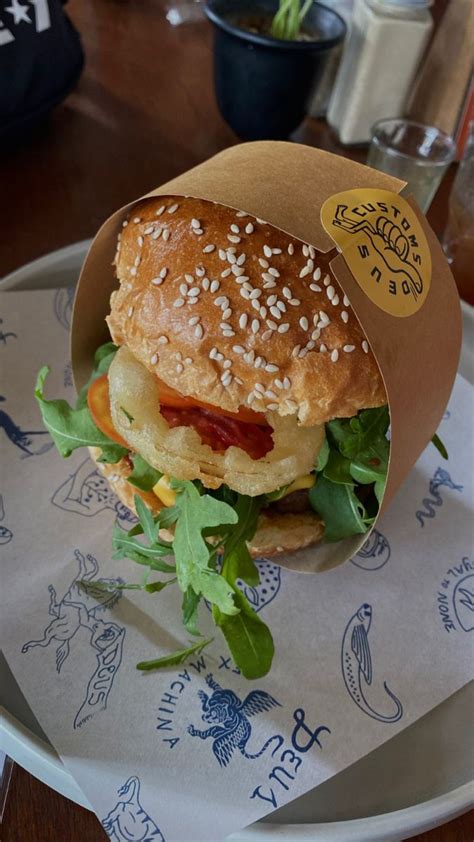 Deus Burger .
